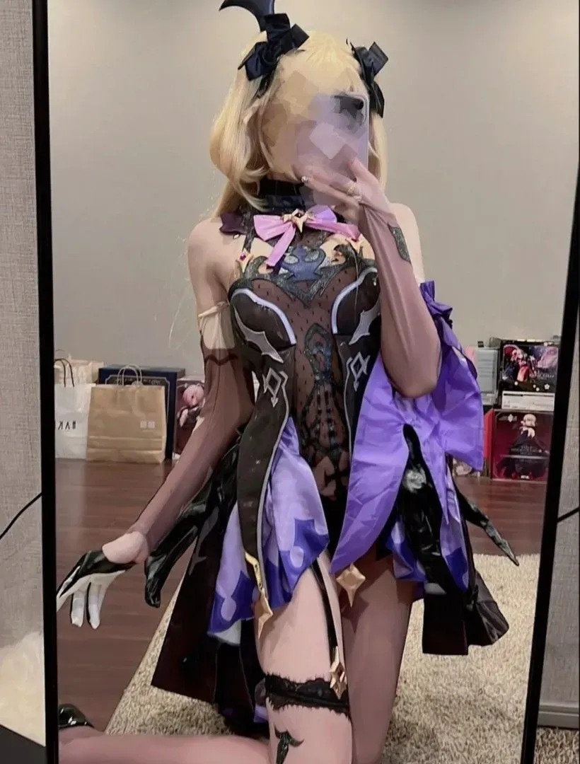 小熊奈奈金色假发黑紫裙装室内镜面cosplay写真
