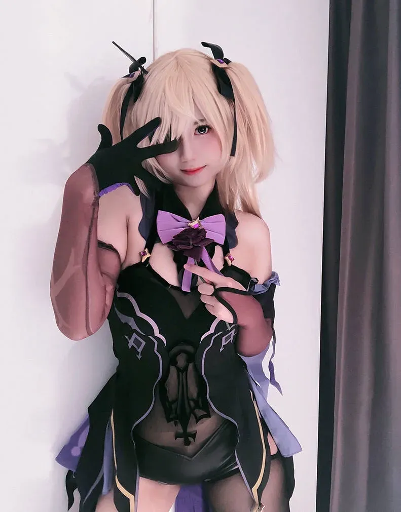 小熊奈奈金色双马尾黑紫色服装角色cosplay写真