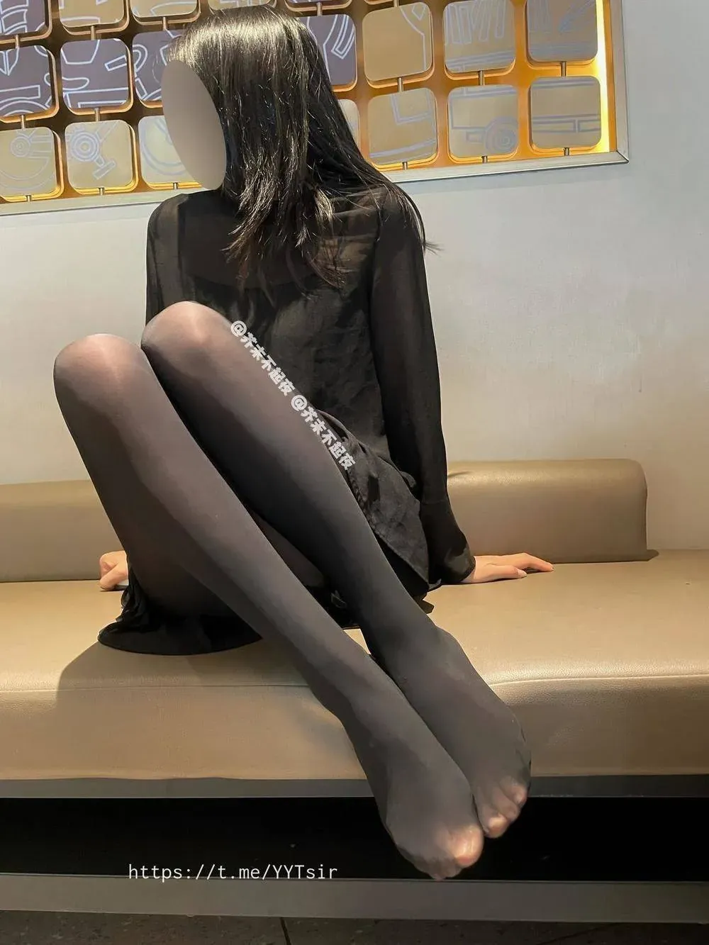 芥末不起夜黑色服装搭配室内背景坐姿写真