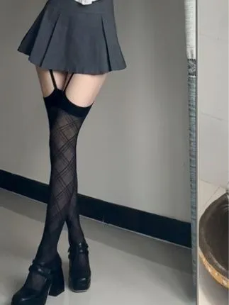 巨恶小锯鳄穿短裙和黑色长袜站在室内镜边的腿部写真