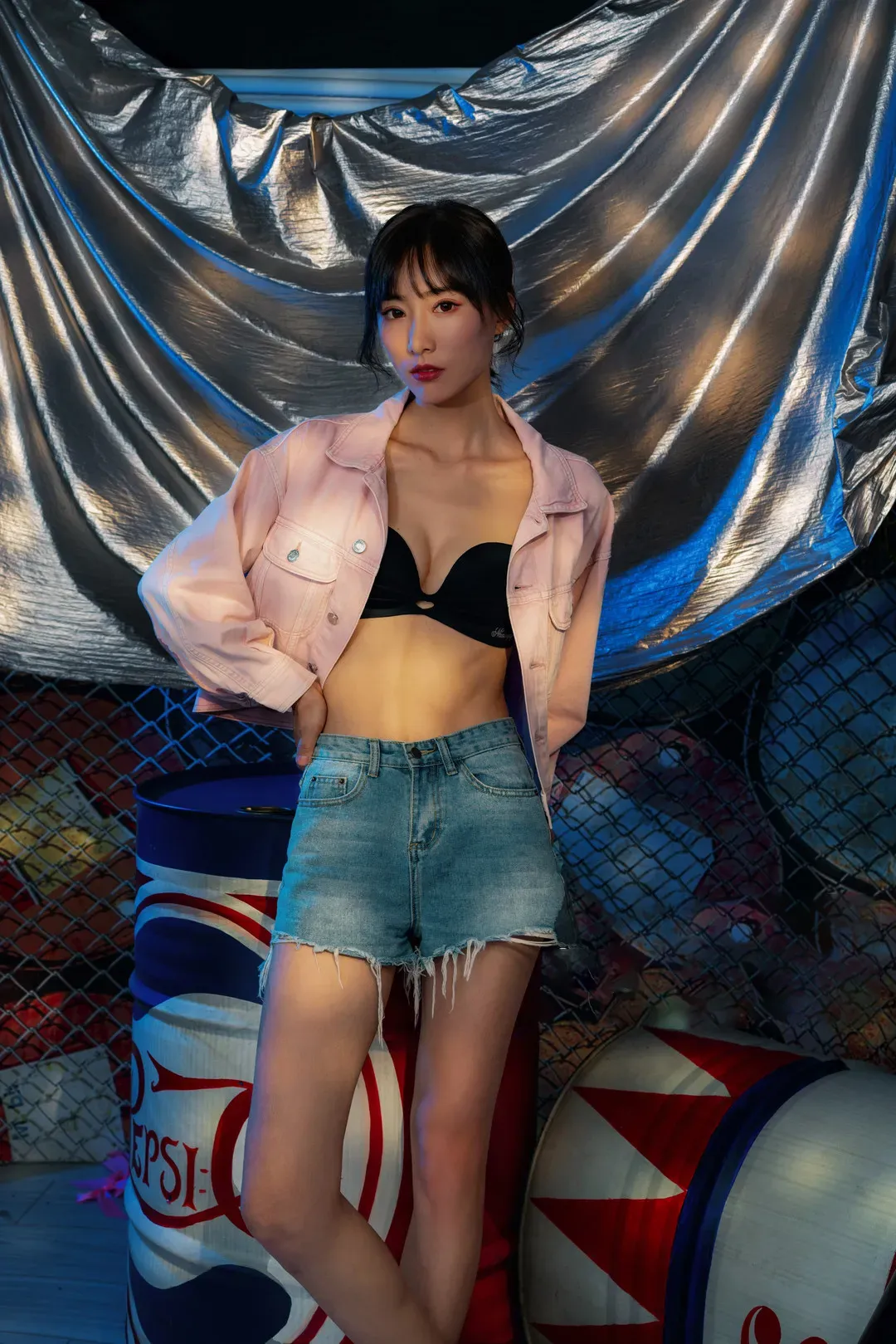 克拉女神粉色外套黑色内搭室内写真
