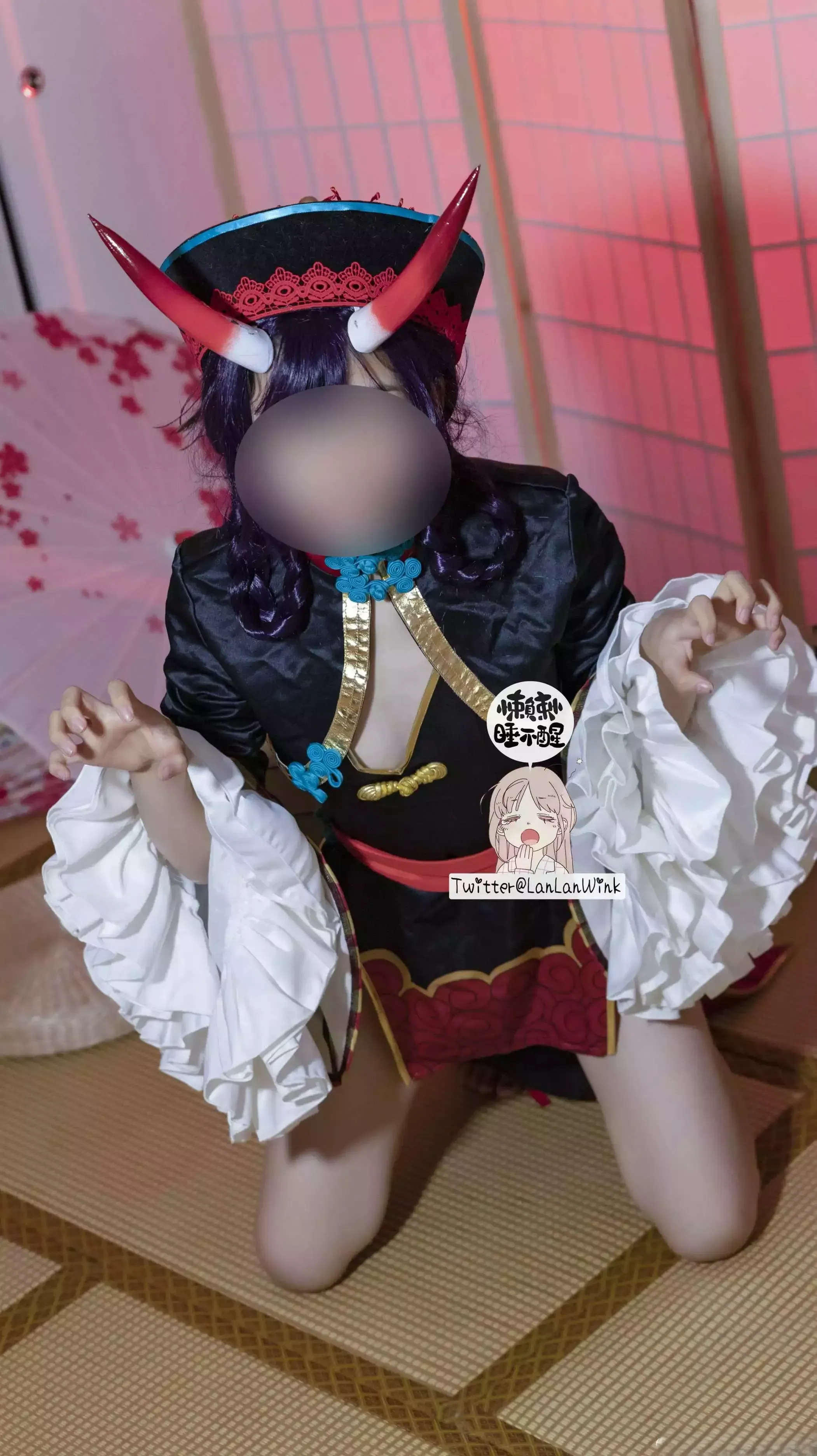 懒懒睡不醒戴红色角饰穿黑红服装跪坐在屏风前的cosplay写真