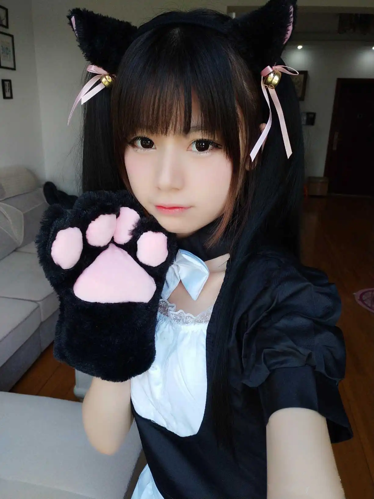 猫猫大人超甜戴黑色猫耳和猫爪手套，穿黑白女仆装近景自拍
