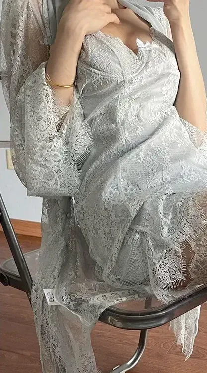 猫猫好困白色蕾丝服装坐姿写真