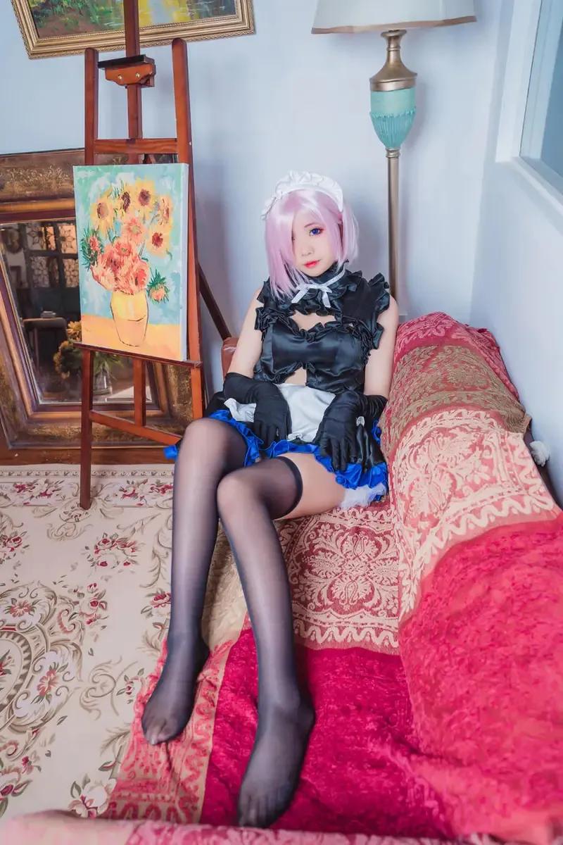 墨玉-M粉色短发穿黑白女仆服坐在红色沙发上的Cosplay造型