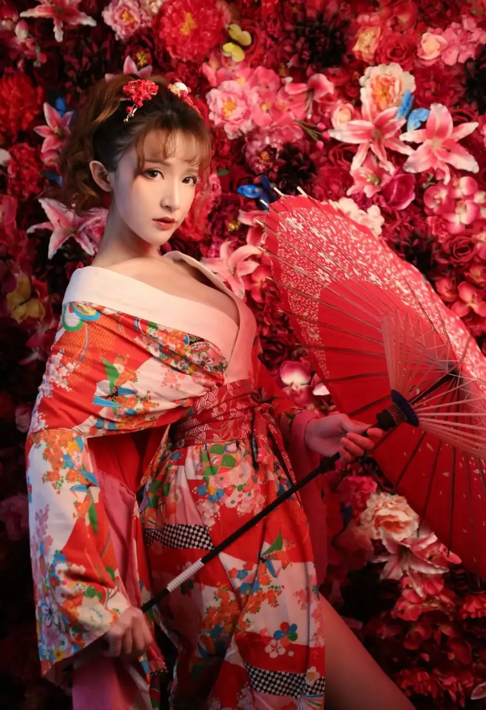 木棉棉OwO红色花纹和服手持红伞站在花墙前的写真