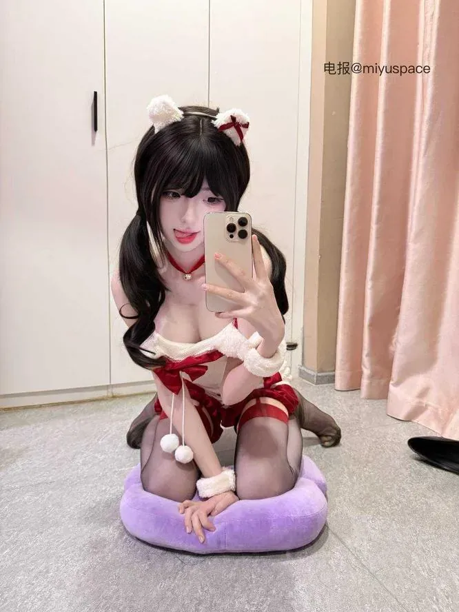 奶白鹿神猫耳发饰红色服装自拍照片