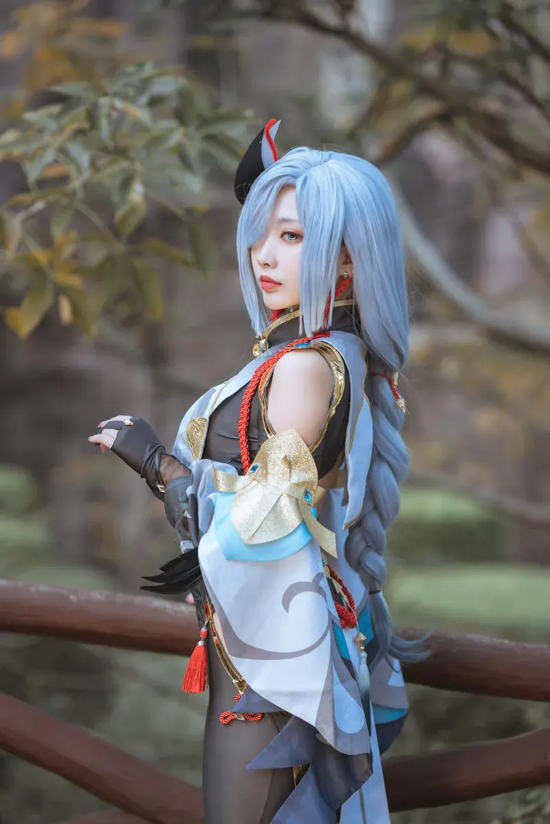 奶宝妹纸蓝色假发角色服装户外照片