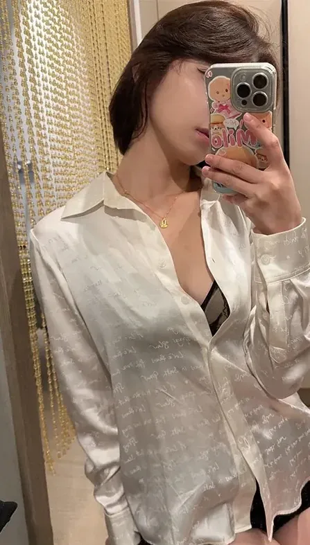 孬子妹白色衬衫自拍照片，手机遮面与室内镜头角度