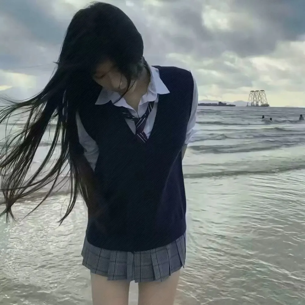 困困熊海边黑白配色制服风穿搭写真
