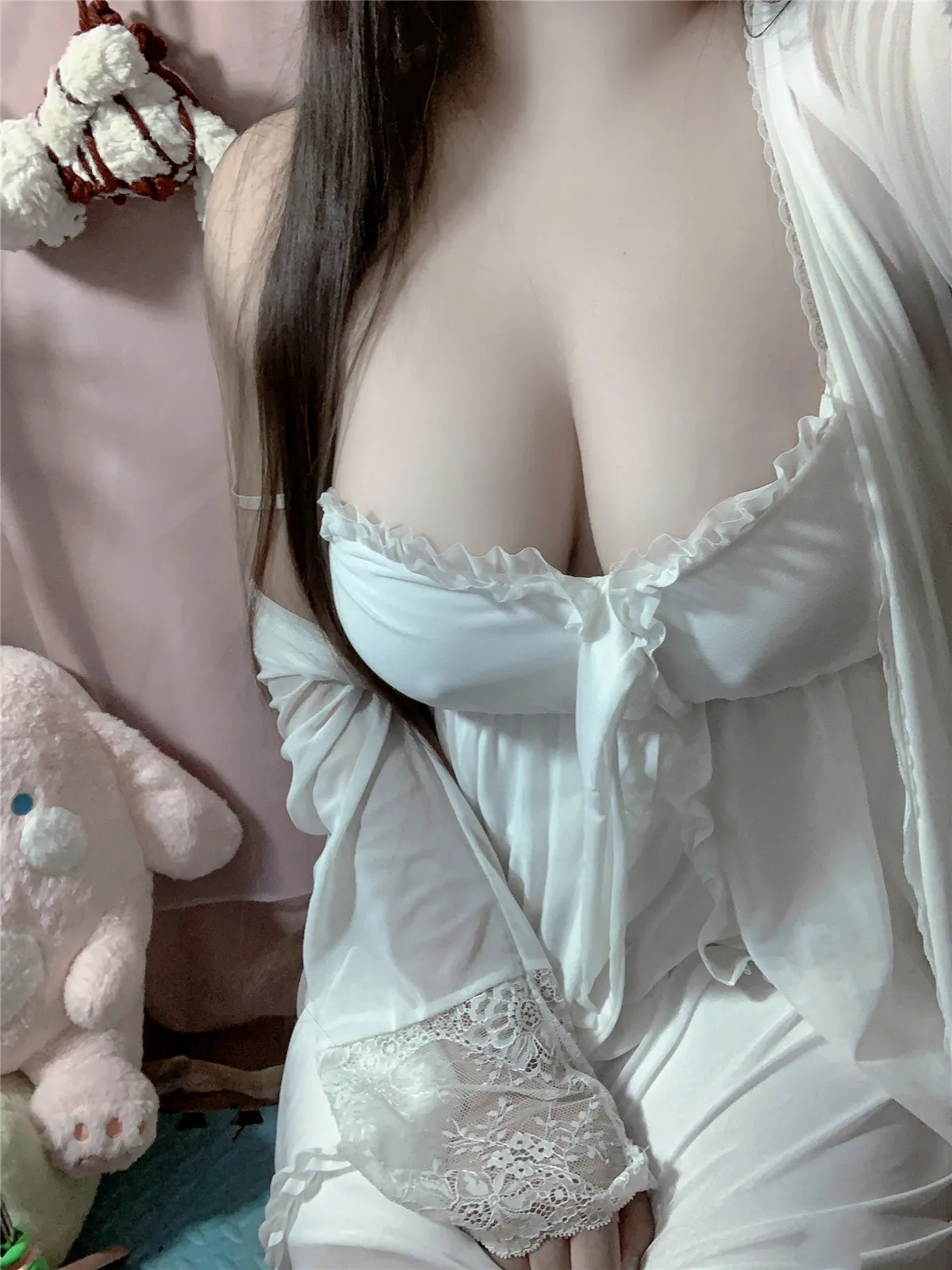 软月月舰长白色服装搭配长发的室内写真