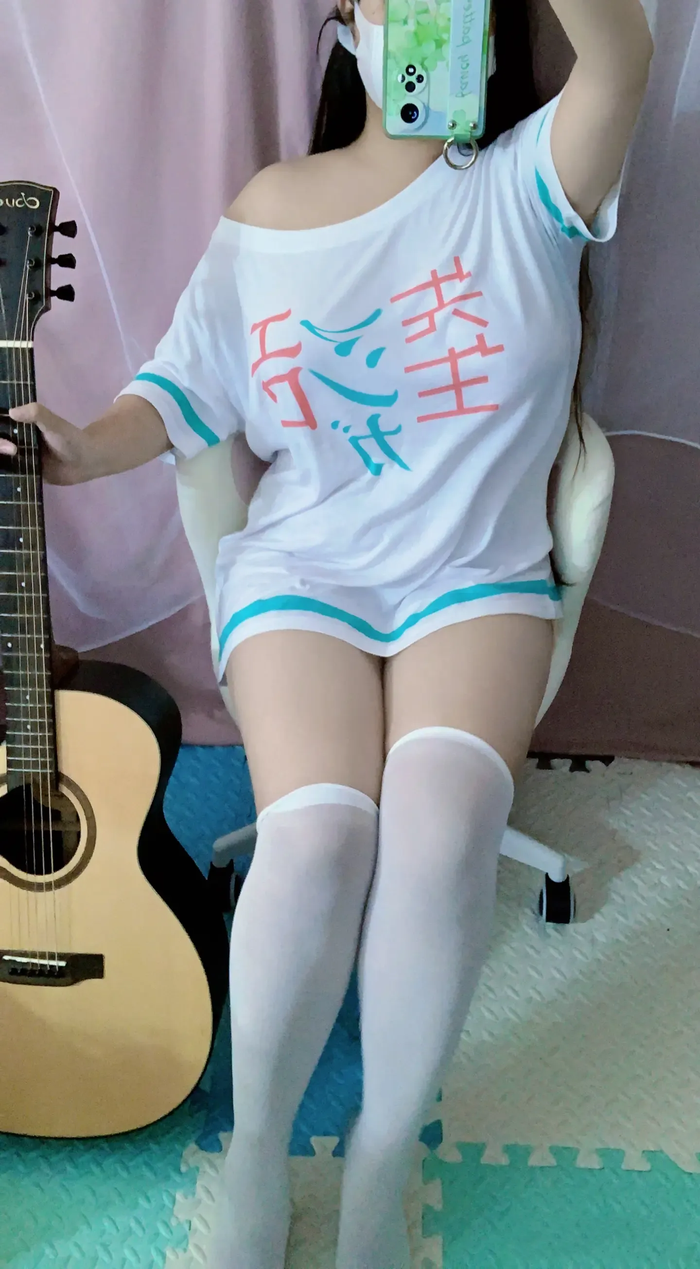 软月月舰长白色T恤搭配白色袜装室内自拍写真