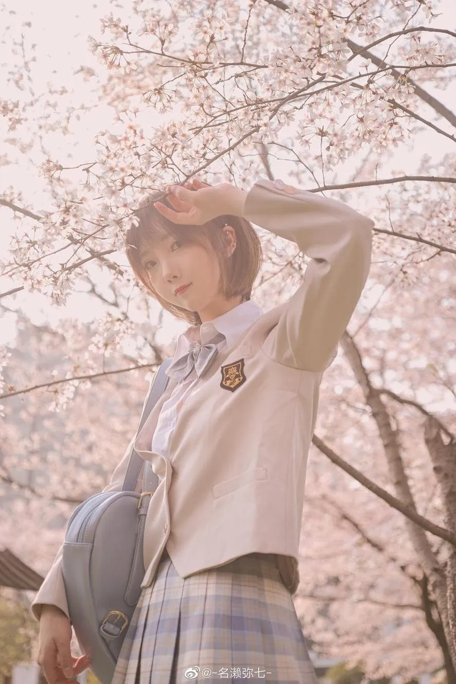 水野弥七校园制服风格樱花场景写真