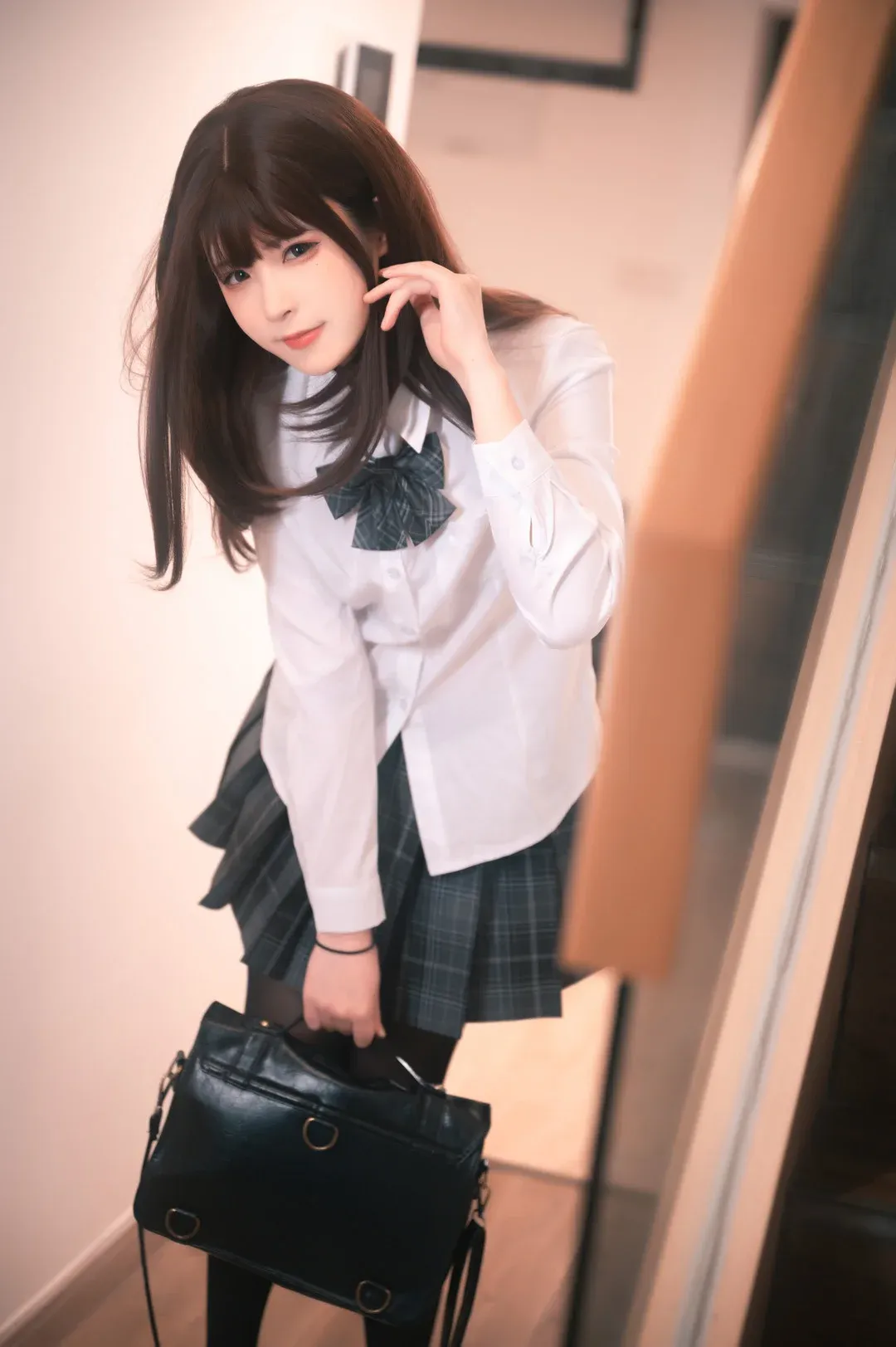 她们印象白色衬衫黑色裙装人物照片
