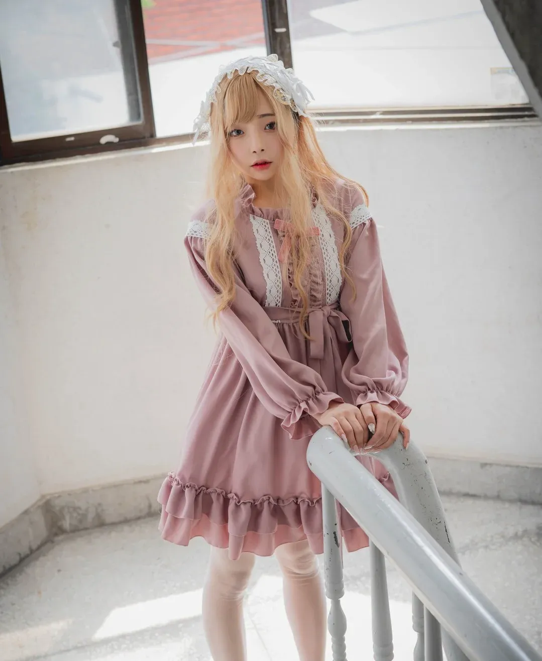 她们印象浅色裙装金色发型人物写真
