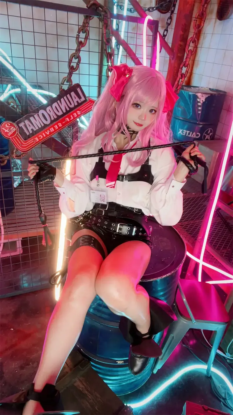 汤圆可甜了粉色长发白色上衣坐在霓虹灯场景中的cosplay写真