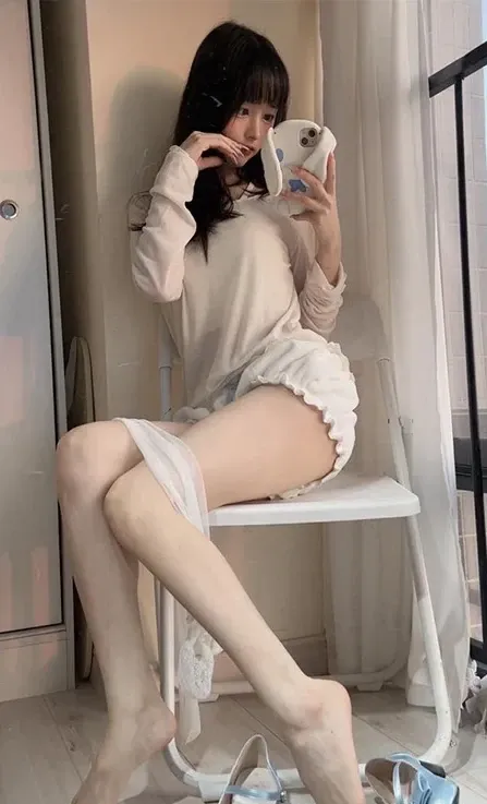 小甜酒子黑发白色长袖室内自拍写真