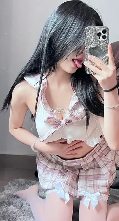 夏笙姑娘长发白色服饰搭配格纹短裤自拍写真