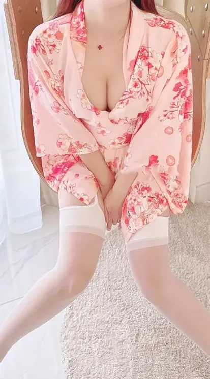 欣儿欧尼粉色花纹服装坐姿写真