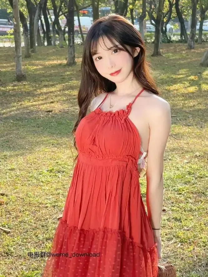 希希3红色连衣裙户外场景写真