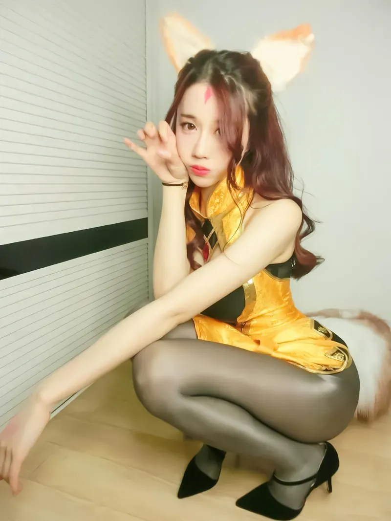 轩子巨二兔金色服装坐姿动作写真