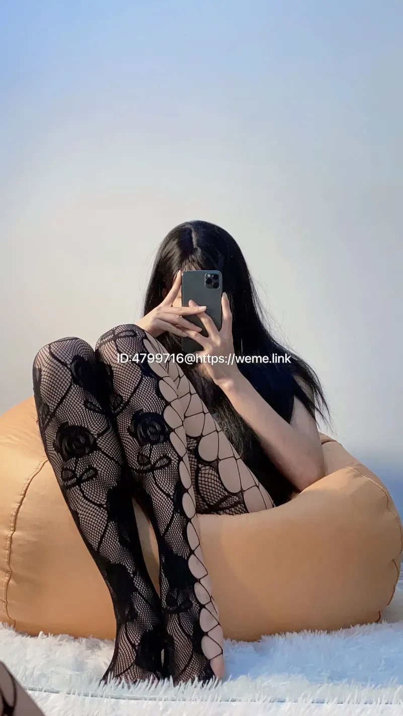 徐绾绾y长发手机自拍黑色丝袜写真