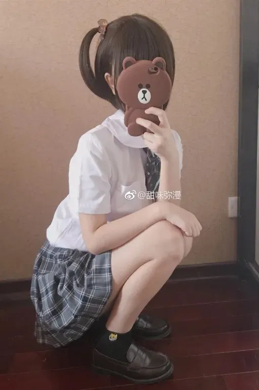 一口幼桃白色上衣格纹裙室内自拍