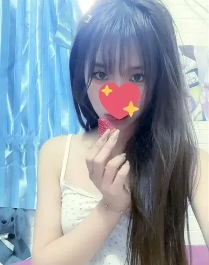 一只可爱简长发刘海穿白色上衣在蓝色窗帘前自拍