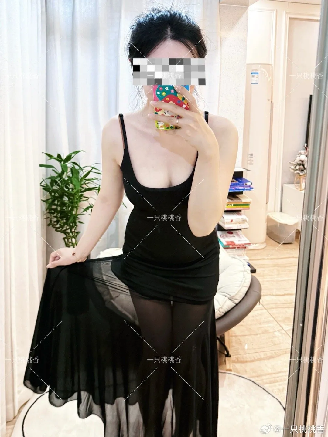 一只桃桃黑色裙装室内自拍写真