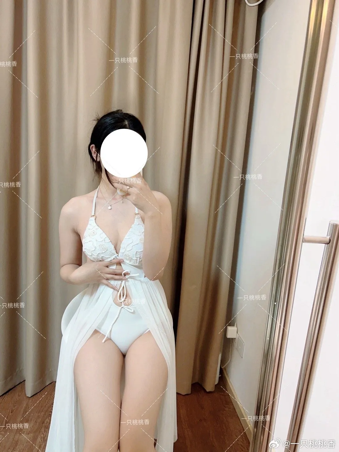 一只桃桃白色裙装室内自拍写真