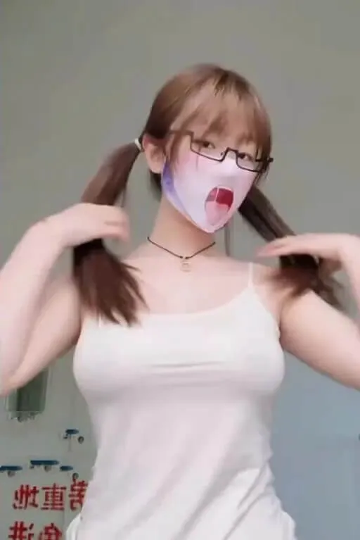 一只桃桃双马尾白色上衣自拍截图