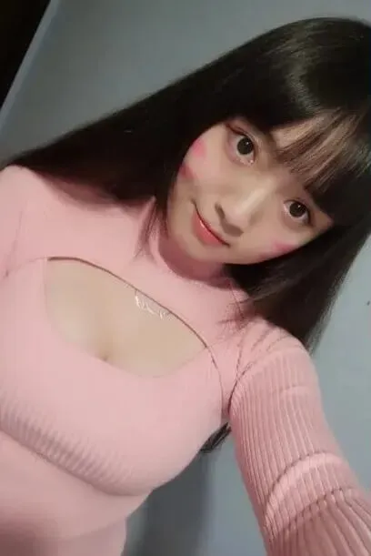 一只云烧粉色针织衣长发自拍写真