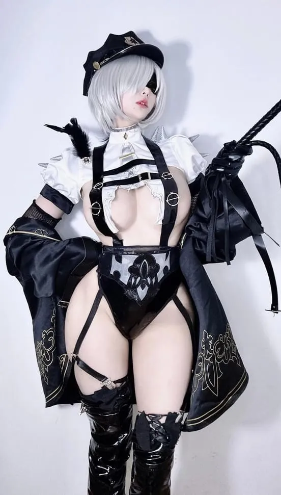 章鱼小童谣银色短发黑色帽子黑白制服手持黑色道具cosplay写真