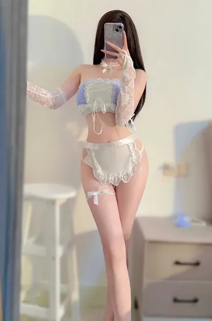 周温柔长发白色服装站姿自拍写真