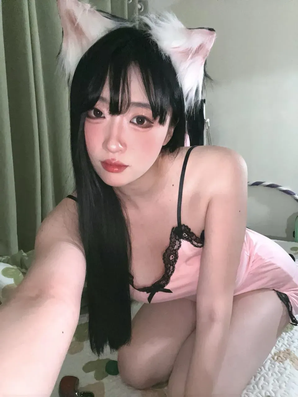 壮壮姐姐黑发猫耳发饰室内自拍图片